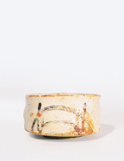 Shino Chawan tebolle med lav fotring, Momoyama Period (glasert steintøy) av Japanese School