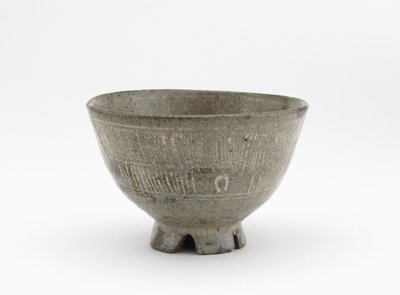 Tebolle i mishima-stil, Saga-prefektur, Edo-periode, tidlig på 1600-tallet (steintøy med imponerte og innskårne design innlagt med hvit slip) av Japanese School