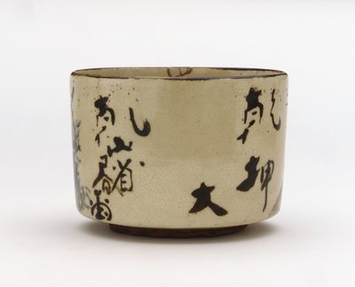 Tebolle med utforming av fjellstue, midten av 1700-tallet (steintøy med hvit slip, jern- og koboltpigmenter under klar glasur, reparasjoner av gulllakk) av Japanese School