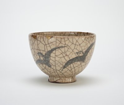 Tebolle med utforming av plovere, Kyoto-relaterte varer, midten av 1800-tallet (steintøy med koboltdekor under krakelert glasur) av Japanese School