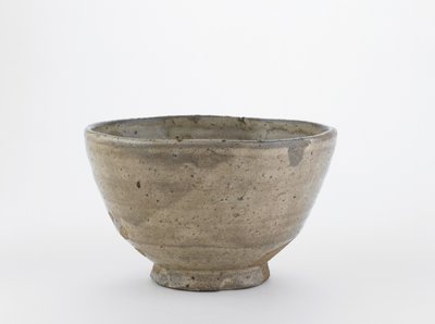 Tebolle med tiltenkt kant, Hagi, Yamaguchi prefektur, Edo-perioden (steintøy med hvit slip under tre-askeglasur) av Japanese School