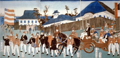 Triptyk som viser en parade av utlendinger, Yokohama, i en hestetrukket åpen vogn og ledet av en mann som bærer stjerner og striper, og et militærkorps, 1861. Utagawa Yoshigawa (aktiv 1850–1870) japansk ukiyo-e-artist. av Japanese School