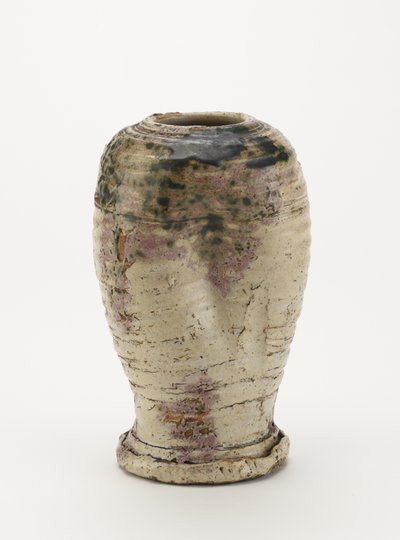 Vase i Oribe-stil, sannsynligvis Seto ware 1800-80 (steintøy med feltspatisk glasur og kobbergrønn glasur (delvis feiltennet til rød)) av Japanese School
