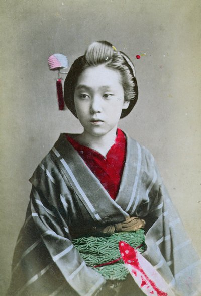Ung jente i en kimono, ca. 1860-70 (håndfarget bilde) av Japanese School