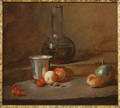En karaffel halvfull med vin, et sølvbeger, fem kirsebær, to fersken, en aprikos og et grønt eple (maleri på lerret) av Jean-Baptiste Simeon Chardin