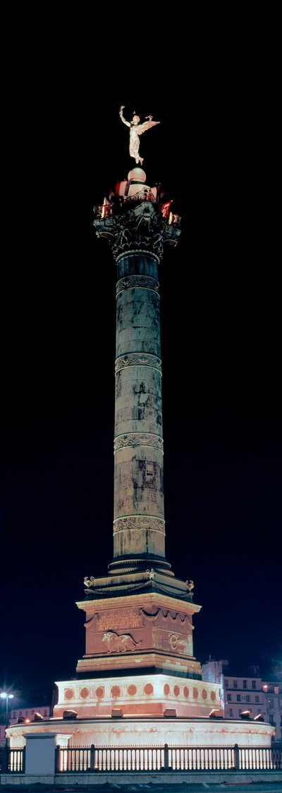 Utsikt over julisøylen på Place de la Bastille i Paris. av Jean Antoine Alavoine