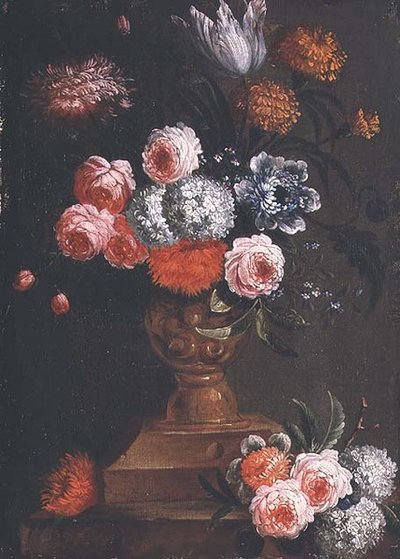 Tulipaner, ringblomster, viburnum, forglemmigei, roser og andre blomster i en urne av Jean Baptiste (attr. to) Bosschaert