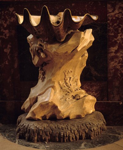 Benitier form av et skjell på stein realisert av Jean Baptiste Pigalle (1714-1785) 1745 Paris, Church Saint Sulpice. av Jean Baptiste Pigalle