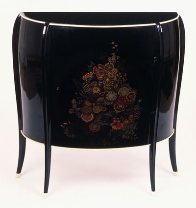 En kommode foran av Jean Dunand