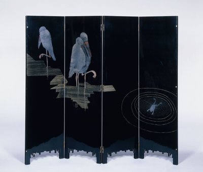Three Storks and a Frog in a Pond, ca. 1930 (svartlakkert tre, sølv og forgylt) av Jean Dunand
