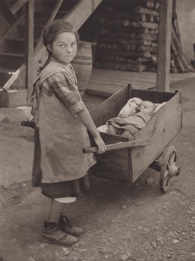 Sveits: The Simple Life, en primitiv barnevogn (s/hvitt-bilde) av Jean Gaberell