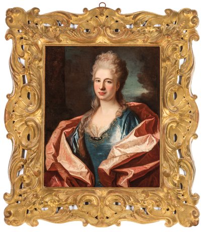 Portrett av en dame, bystelengde, i en blå silkekjole trimmet med blonder og brodert med gulltråd av Jean Ranc