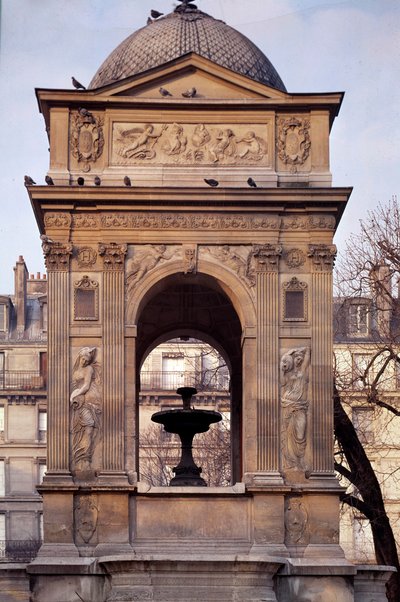 Arkitektur: utsikt over fontenen til de uskyldige. Designet av arkitektene Jean Goujon, Augustin Pajou og Pierre Lescot. 1546-1549. Place Joachim du Bellay, Paris. av Jean and Lescot Pierre Goujon