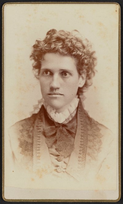 Carte-de-visit-portrett av frøken Julia J. Thomas, ca. 1875. av Jefferson Beardsley