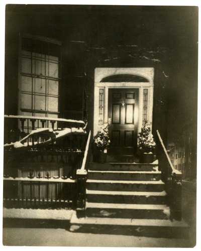 26 Louisburg Square, Boston, om natten, hvor Jenny Lind oppholdt seg, Boston, USA, ca. 1902-10 (foto av gelatinsølv) av Jessie Tarbox Beals