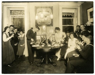 Alice Foote MacDougal underholder en gruppe sjømenn i sin lille leilighet i Old War, Greenwich Village, New York, USA, ca. 1917-18 (foto av gelatinsølv) av Jessie Tarbox Beals