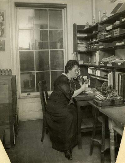 Beals i studioet hennes, ca. 1912-18 (foto av gelatinsølv) av Jessie Tarbox Beals