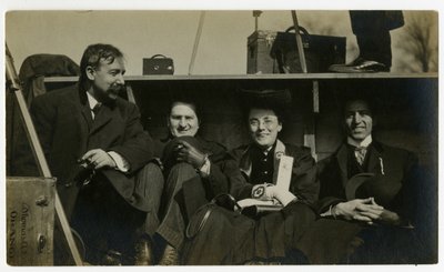 Beals på ferie bak i bilen, ca. 1905-40 (foto av gelatinsølv) av Jessie Tarbox Beals