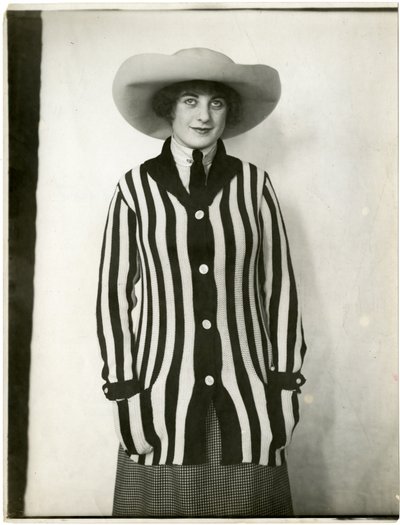 Blazergenser og filthatt, Forsythe, ca. 1905-18 (foto av gelatinsølv) av Jessie Tarbox Beals