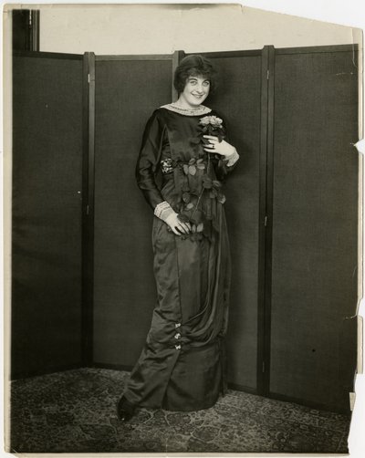 Kjole, drapert, gimbels, ca. 1905-18 (foto av gelatinsølv) av Jessie Tarbox Beals