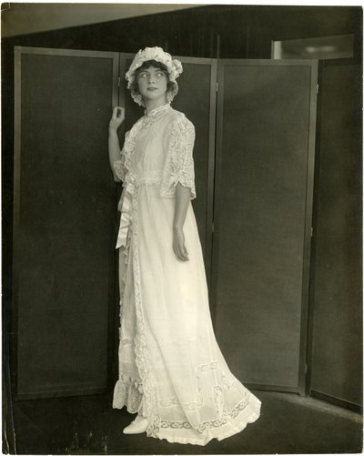 Franklin Suvoir ?, sommernatte av marquisette og blonder, ca. 1905-11 (foto av gelatinsølv) av Jessie Tarbox Beals