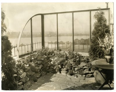 Garden of Mrs Regina Jais, ca. 1936-37 (foto av gelatinsølv) av Jessie Tarbox Beals