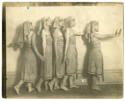 Gjør seg klar for en landsbyfest på Liberal Club, New York, USA, ca. 1905-40 av Jessie Tarbox Beals