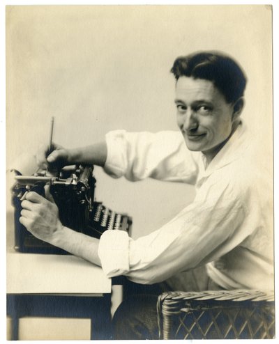 Henry Oyen ved skrivemaskin, ca. 1905-21 av Jessie Tarbox Beals