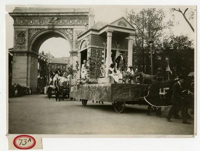 Historical Parade Colonial Home Float nr. 27 av Jessie Tarbox Beals