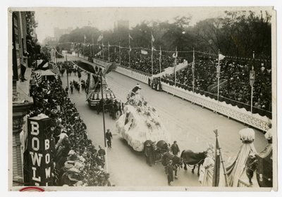 Historisk parade: generell oversikt Central Park St Nicholas Float av Jessie Tarbox Beals