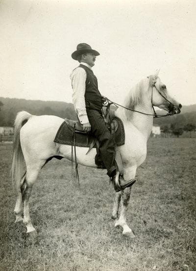 Homer Davenport tegneserieskaper på sin arabiske hest, ca. 1905-12 (foto av gelatinsølv) av Jessie Tarbox Beals