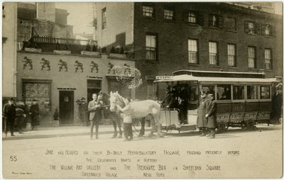 Jane og Howard på deres daglige perambulatoriske passasje og tålmodig tråkker foran det berømte gavemarkedet The Village Art Gallery og The Treasure Box på Sheridan Square, Greenwich Village, New York, USA av Jessie Tarbox Beals