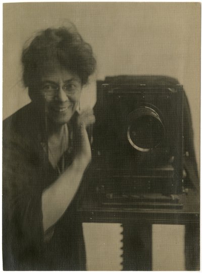 Jessie Tarbox Beals, selvportrett med kamera, ca. 1918-20 (foto av gelatinsølv) av Jessie Tarbox Beals