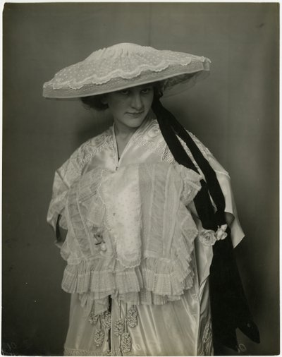 Jumble Bros ?, Undertøyshatt og -muffe, ca. 1905-11 (foto av gelatinsølv) av Jessie Tarbox Beals