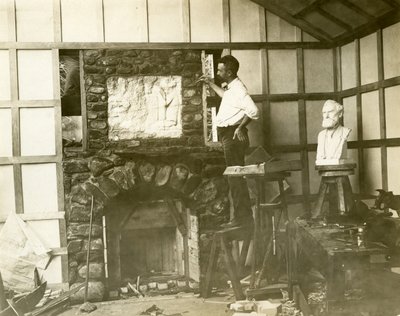 Karl Bitter (skulptør) bygde peisen sin selv, ca. 1905-15 (foto av gelatinsølv) av Jessie Tarbox Beals
