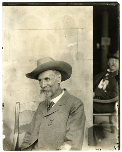 Mann med hatt, medalje, ca. 1905-40 (foto av gelatinsølv) av Jessie Tarbox Beals