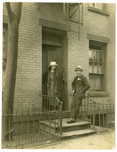Mr Llewelyn Powys, forfatter og hans kone, ca. 1905-40 (foto av gelatinsølv) av Jessie Tarbox Beals