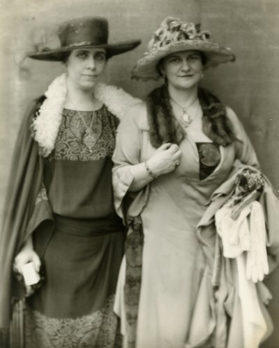 Fru Coolidge og hennes venn, fru Frances Parkinson Keyes, 1924 av Jessie Tarbox Beals