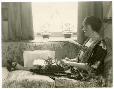 Mrs Emily Post, forfatter av Etiquette, ca. 1926-28 av Jessie Tarbox Beals