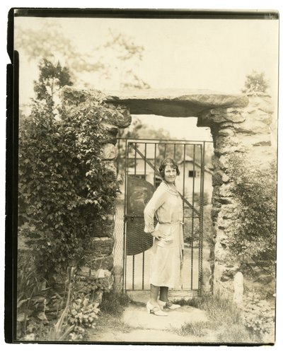 Mrs Ernest Thompson Seton fra Greenwich Conn, nasjonal president for League of American Pen Women som seiler 18. juni med Field Expedition for å utforske de øvre delene av Amazonas av Jessie Tarbox Beals