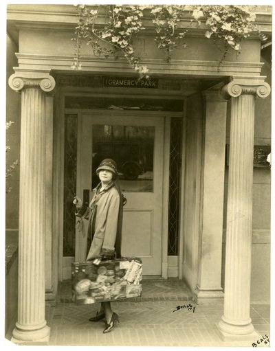 Fru LC Harper (Mabel Herbert Urner) på vei til Europa for å samle prøver, New York, USA, ca. 1905-27 (foto av gelatinsølv) av Jessie Tarbox Beals