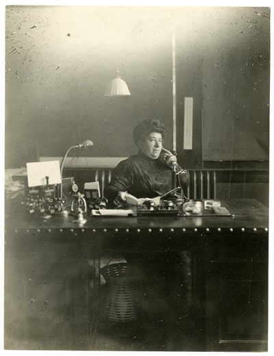 Ms Chas Netcher fra Chicago, eier av en av de største butikkene The Boston Store der. Hun er nå gift igjen, finn navneendringen hennes Mollie Alpiner Netcher Newbury, ca. 1905-18 (foto av gelatinsølv) av Jessie Tarbox Beals