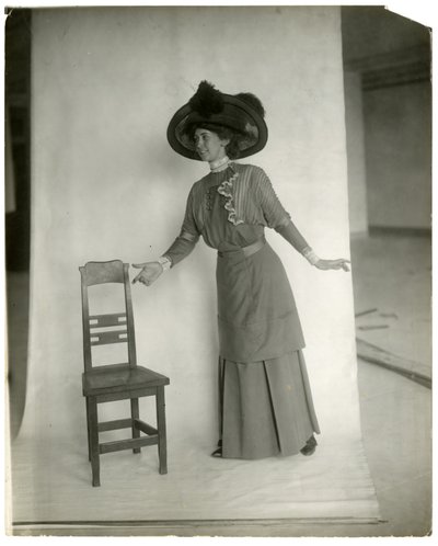 "Vennligst bli sittende" Riktig balanse av ben, kroppsarmer og hender, ca. 1905-18 (foto av gelatinsølv) av Jessie Tarbox Beals