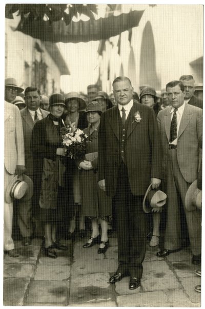 President Hoover - Fru Hoover holder bukett, ca. 1928-32 av Jessie Tarbox Beals