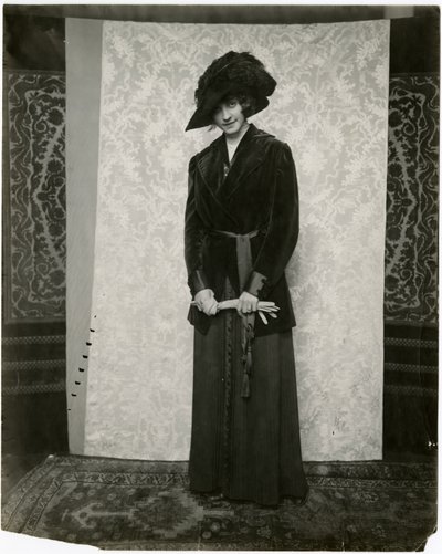 Rød fløyelsdress med plissert trekkskjørt, Arnold & Constable, ca. 1905-18 (foto av gelatinsølv) av Jessie Tarbox Beals