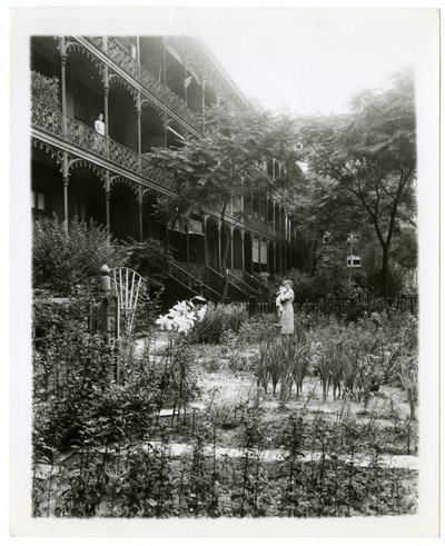 Rhinelander House gardens, W 11th St, Greenwich Village, New York, USA, ca. 1905-38 (foto av gelatinsølv) av Jessie Tarbox Beals