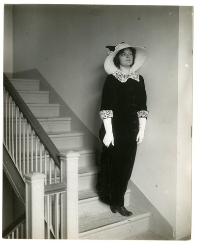 Rett vei ned trappene, ca. 1905-18 (foto av gelatinsølv) av Jessie Tarbox Beals