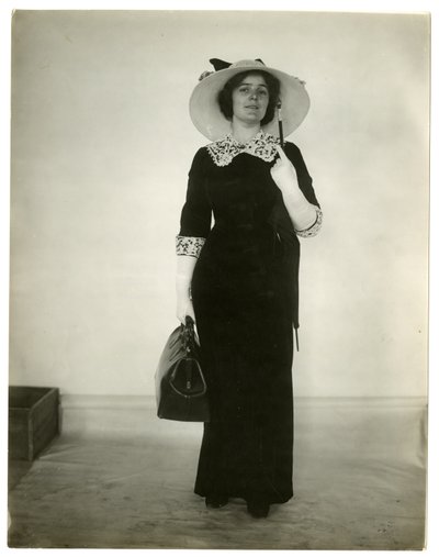 Riktig måte å bære veske og paraply på, ca. 1905-18 av Jessie Tarbox Beals