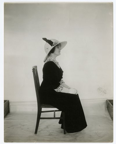 Riktig måte å sitte i en stol, ca. 1905-18 (foto av gelatinsølv) av Jessie Tarbox Beals