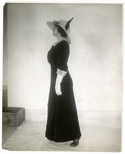 Riktig måte å stå når man går, ca. 1905-18 (foto av gelatinsølv) av Jessie Tarbox Beals